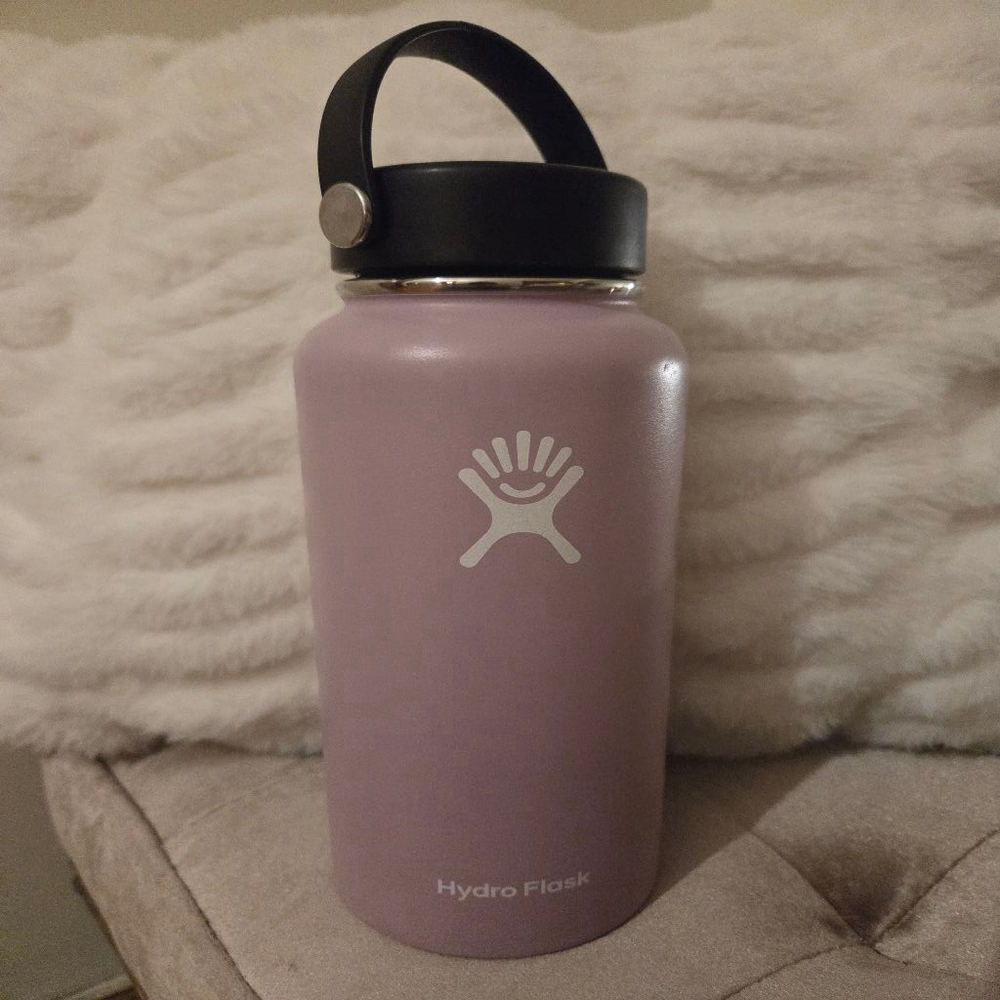 Hydro Flask 32oz Water Bottle lilac Purple with Black scew on Lid